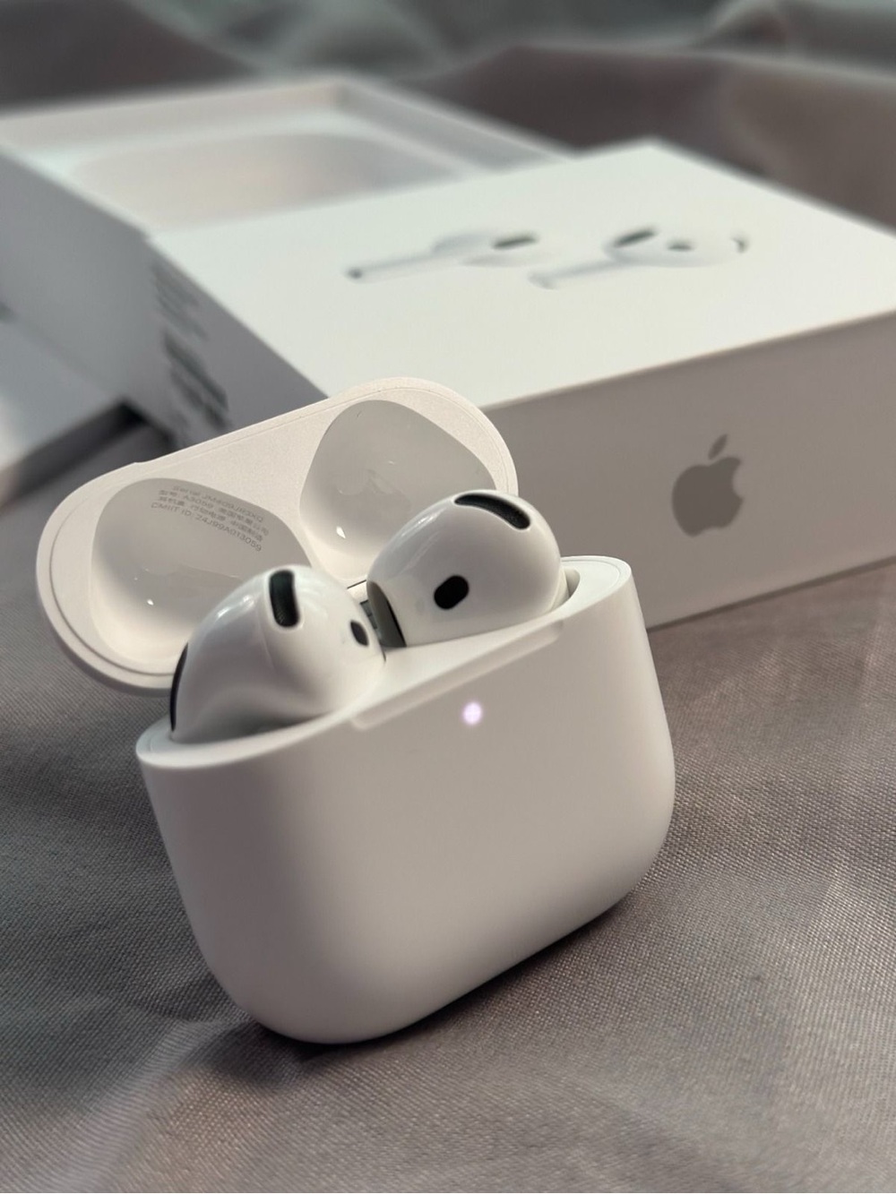 Apple White Wireless Earbuds with Charging Case